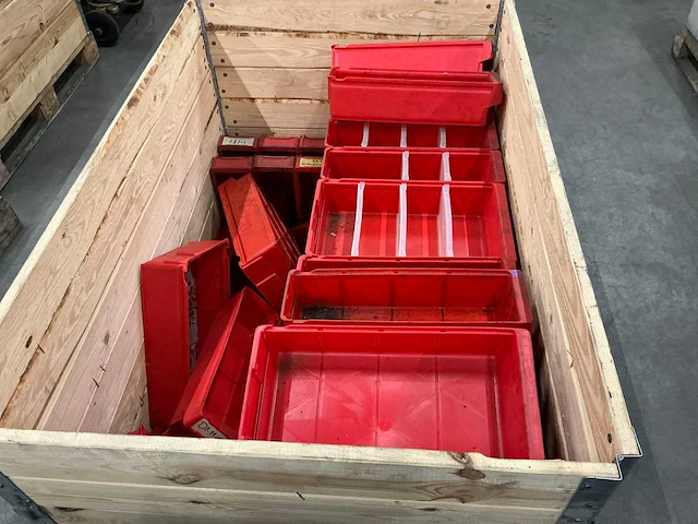Pallet met kunstof magazijnbakken - afbeelding 3 van  6
