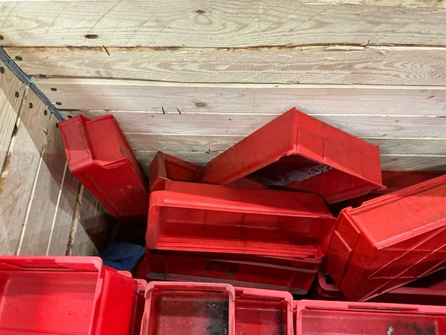 Pallet met kunstof magazijnbakken - afbeelding 4 van  6