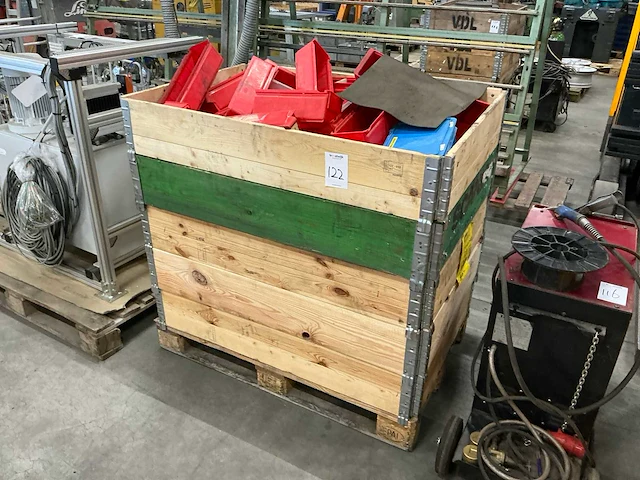 Pallet met kunstof magazijnbakken - afbeelding 1 van  3