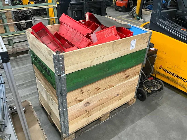 Pallet met kunstof magazijnbakken - afbeelding 2 van  3