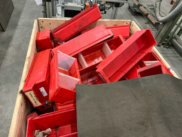 Pallet met kunstof magazijnbakken - afbeelding 3 van  3