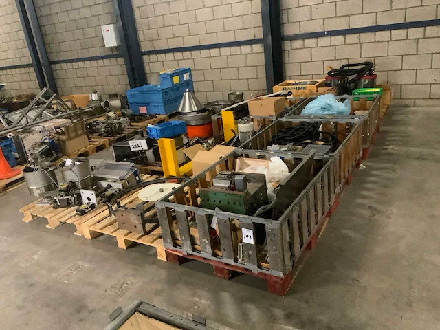 Pallet met machine toebehoren (13x) - afbeelding 1 van  11