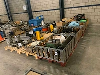 Pallet met machine toebehoren (13x)