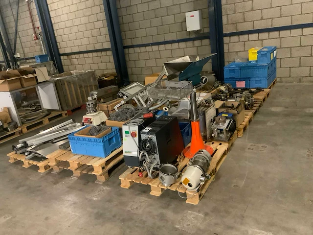 Pallet met machine toebehoren (16x) - afbeelding 1 van  11