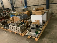 Pallet met machine toebehoren (17x)