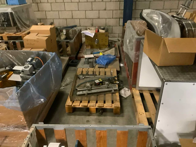 Pallet met machine toebehoren (17x) - afbeelding 9 van  13