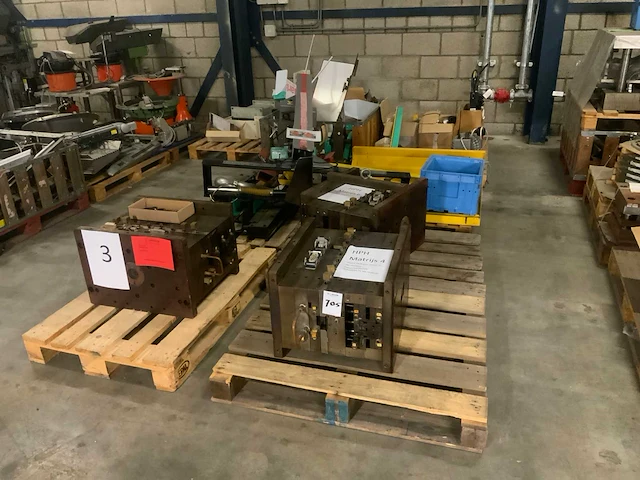 Pallet met machine toebehoren (9x) - afbeelding 1 van  7