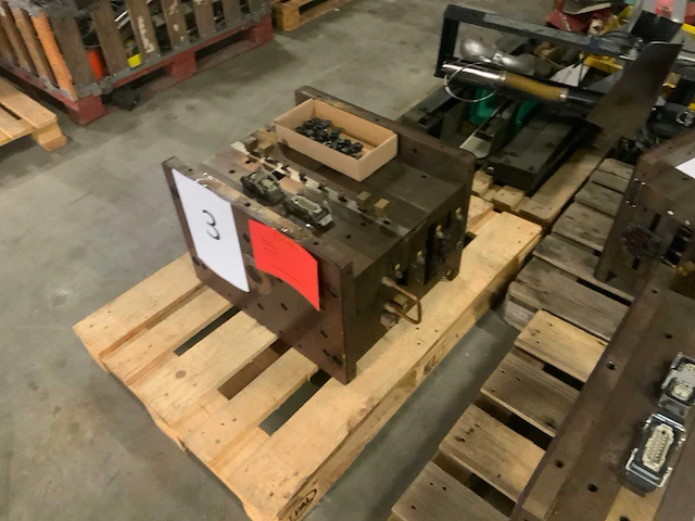 Pallet met machine toebehoren (9x) - afbeelding 4 van  7