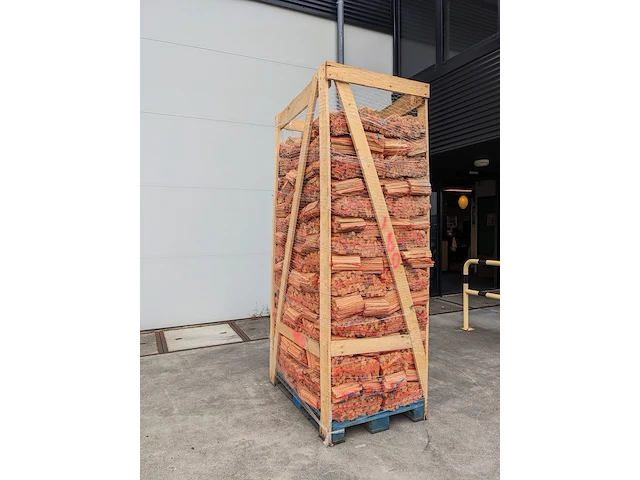 Pallet met netzakken aanmaakhout - afbeelding 1 van  3