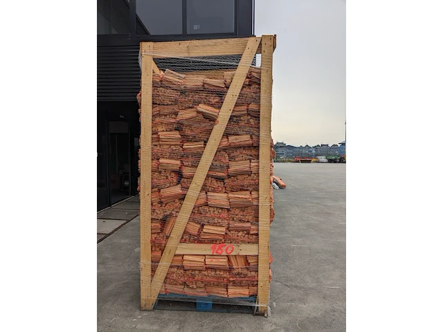 Pallet met netzakken aanmaakhout - afbeelding 2 van  3