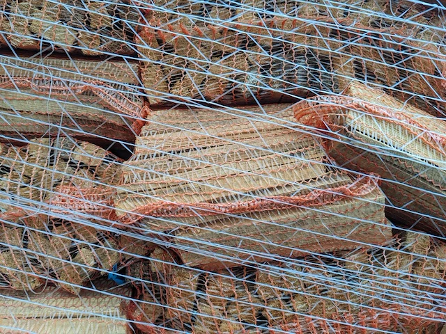 Pallet met netzakken aanmaakhout - afbeelding 3 van  3