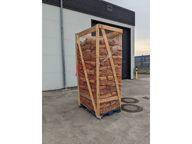Pallet met netzakken aanmaakhout - afbeelding 1 van  3