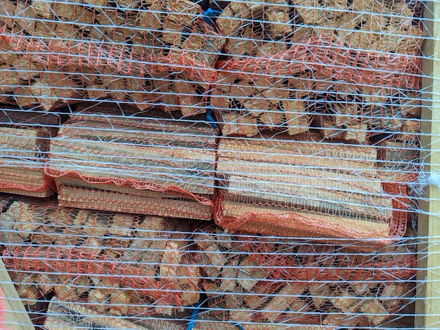 Pallet met netzakken aanmaakhout - afbeelding 3 van  3