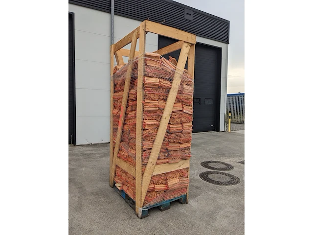 Pallet met netzakken aanmaakhout - afbeelding 1 van  3