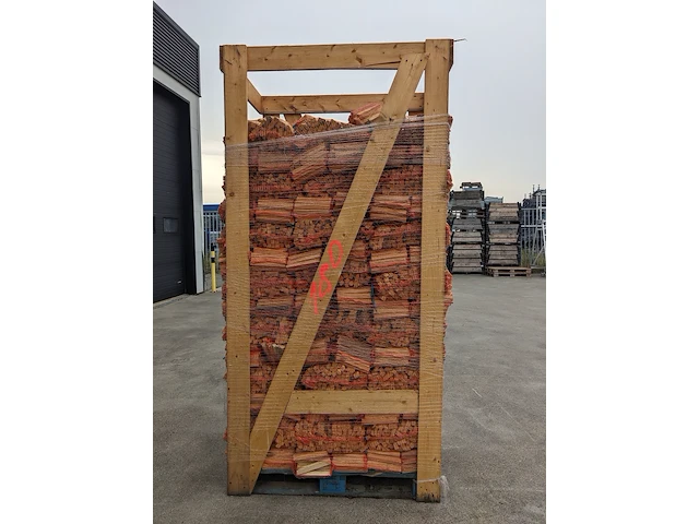 Pallet met netzakken aanmaakhout - afbeelding 2 van  3