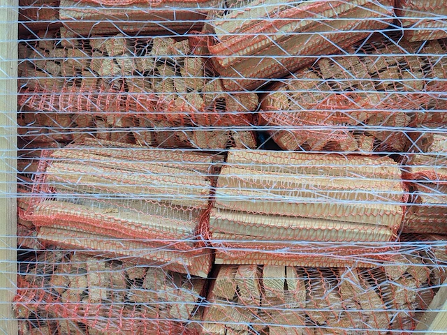Pallet met netzakken aanmaakhout - afbeelding 3 van  3