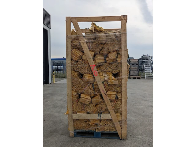 Pallet met netzakken aanmaakhout - afbeelding 2 van  3