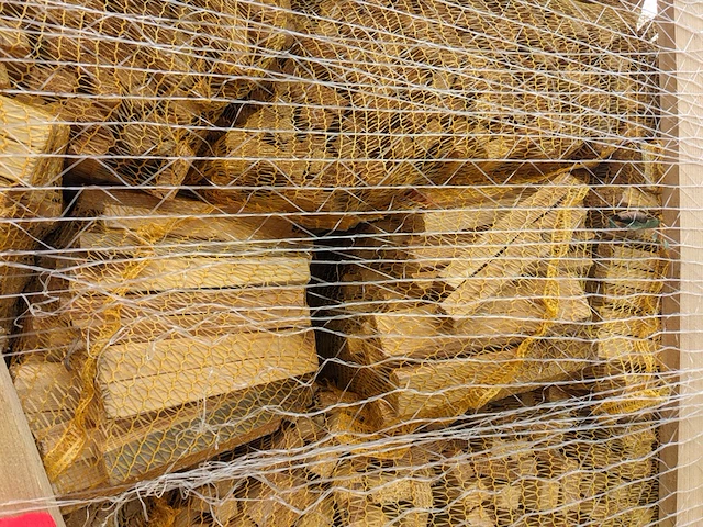 Pallet met netzakken aanmaakhout - afbeelding 3 van  3