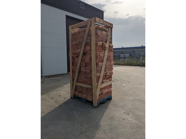 Pallet met netzakken aanmaakhout - afbeelding 1 van  3