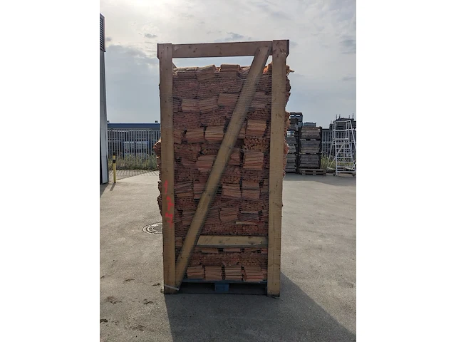 Pallet met netzakken aanmaakhout - afbeelding 2 van  3
