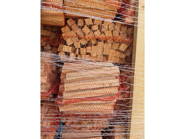Pallet met netzakken aanmaakhout - afbeelding 3 van  3