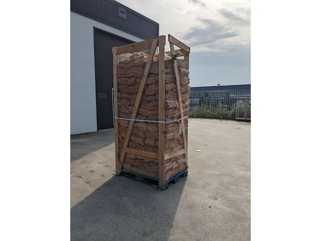 Pallet met netzakken aanmaakhout - afbeelding 1 van  3