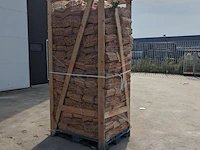 Pallet met netzakken aanmaakhout - afbeelding 1 van  3