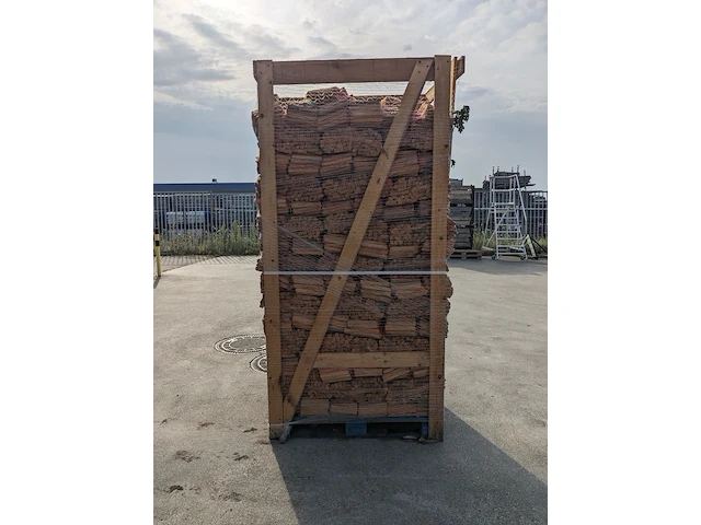 Pallet met netzakken aanmaakhout - afbeelding 2 van  3