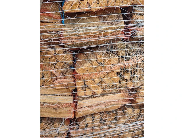 Pallet met netzakken aanmaakhout - afbeelding 3 van  3