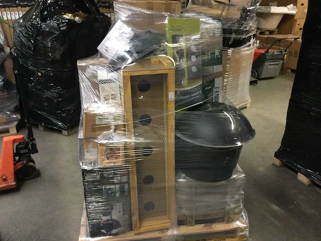 Pallet met nieuwe- en retourgoederen . - afbeelding 2 van  3