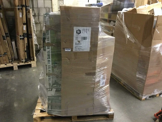 Pallet met nieuwe- en retourgoederen . - afbeelding 3 van  3
