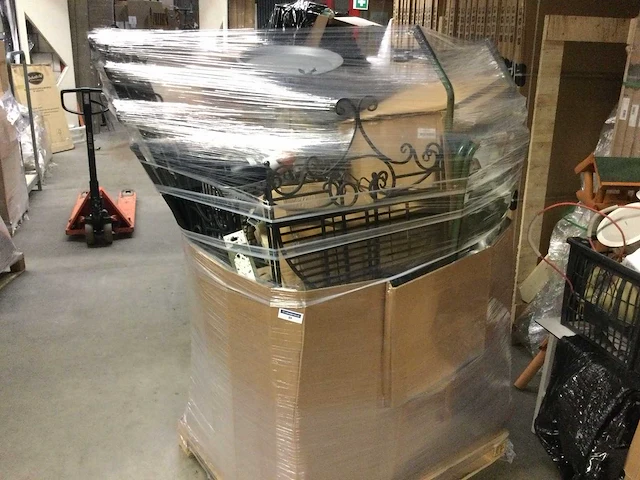 Pallet met ongebruikte- en retourgoederen. - afbeelding 1 van  10