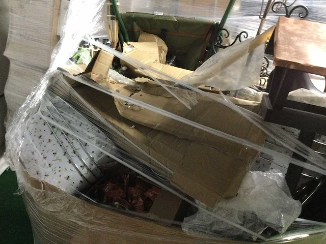 Pallet met ongebruikte- en retourgoederen. - afbeelding 5 van  10