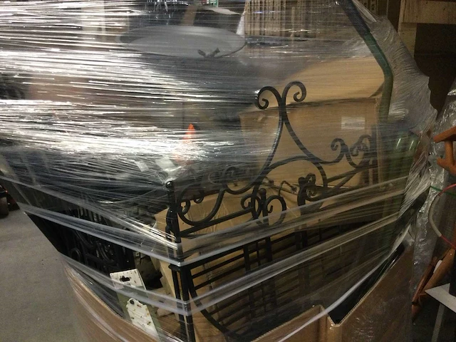 Pallet met ongebruikte- en retourgoederen. - afbeelding 9 van  10
