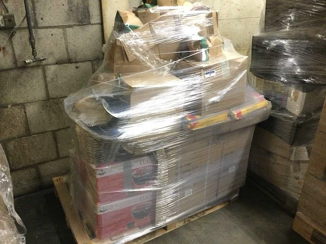 Pallet met ongebruikte- en retourgoederen. - afbeelding 1 van  8