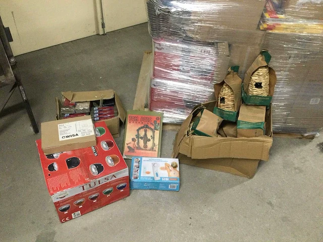 Pallet met ongebruikte- en retourgoederen. - afbeelding 2 van  8
