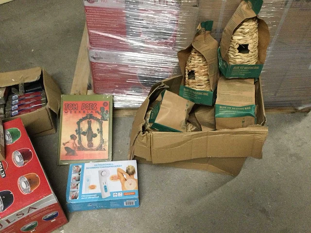Pallet met ongebruikte- en retourgoederen. - afbeelding 3 van  8