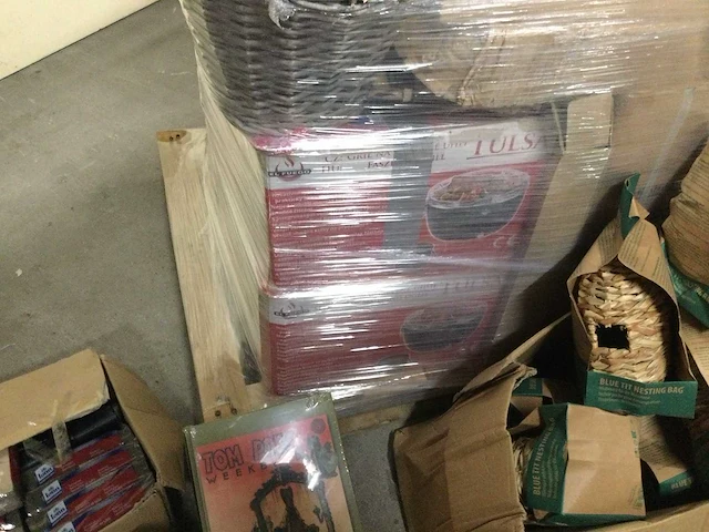 Pallet met ongebruikte- en retourgoederen. - afbeelding 6 van  8