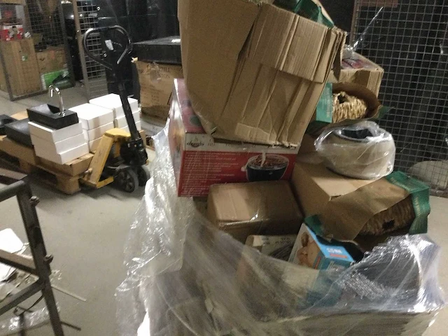 Pallet met ongebruikte- en retourgoederen. - afbeelding 7 van  8
