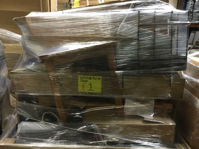 Pallet met ongebruikte- en retourgoederen. - afbeelding 2 van  10