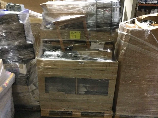 Pallet met ongebruikte- en retourgoederen. - afbeelding 1 van  10