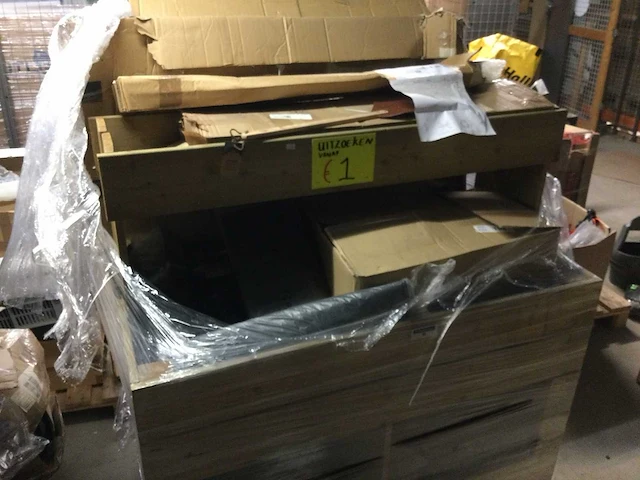 Pallet met ongebruikte- en retourgoederen. - afbeelding 3 van  10