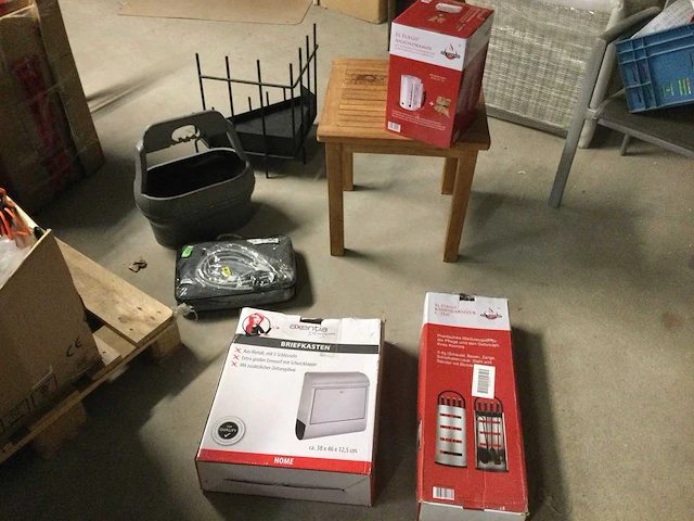 Pallet met ongebruikte- en retourgoederen. - afbeelding 4 van  10