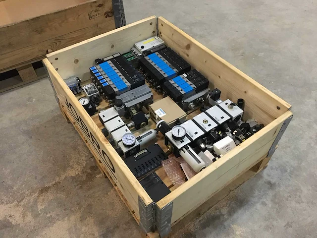 Pallet met pneumatische producten - afbeelding 1 van  5