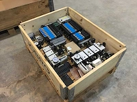 Pallet met pneumatische producten - afbeelding 1 van  5