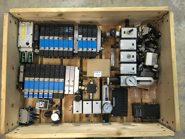 Pallet met pneumatische producten - afbeelding 2 van  5