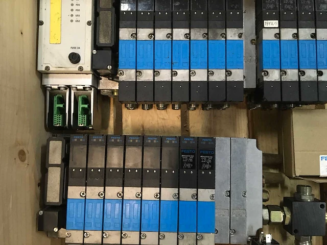 Pallet met pneumatische producten - afbeelding 3 van  5