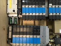 Pallet met pneumatische producten - afbeelding 3 van  5