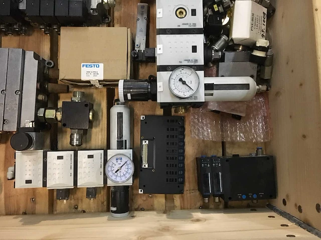 Pallet met pneumatische producten - afbeelding 4 van  5