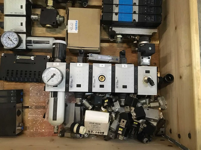 Pallet met pneumatische producten - afbeelding 5 van  5